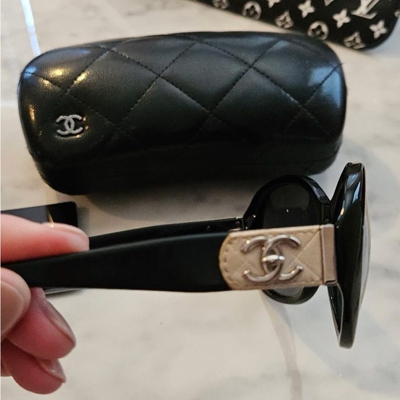 CHANEL Elegant Black Sunglasses - Picture 2 of 2